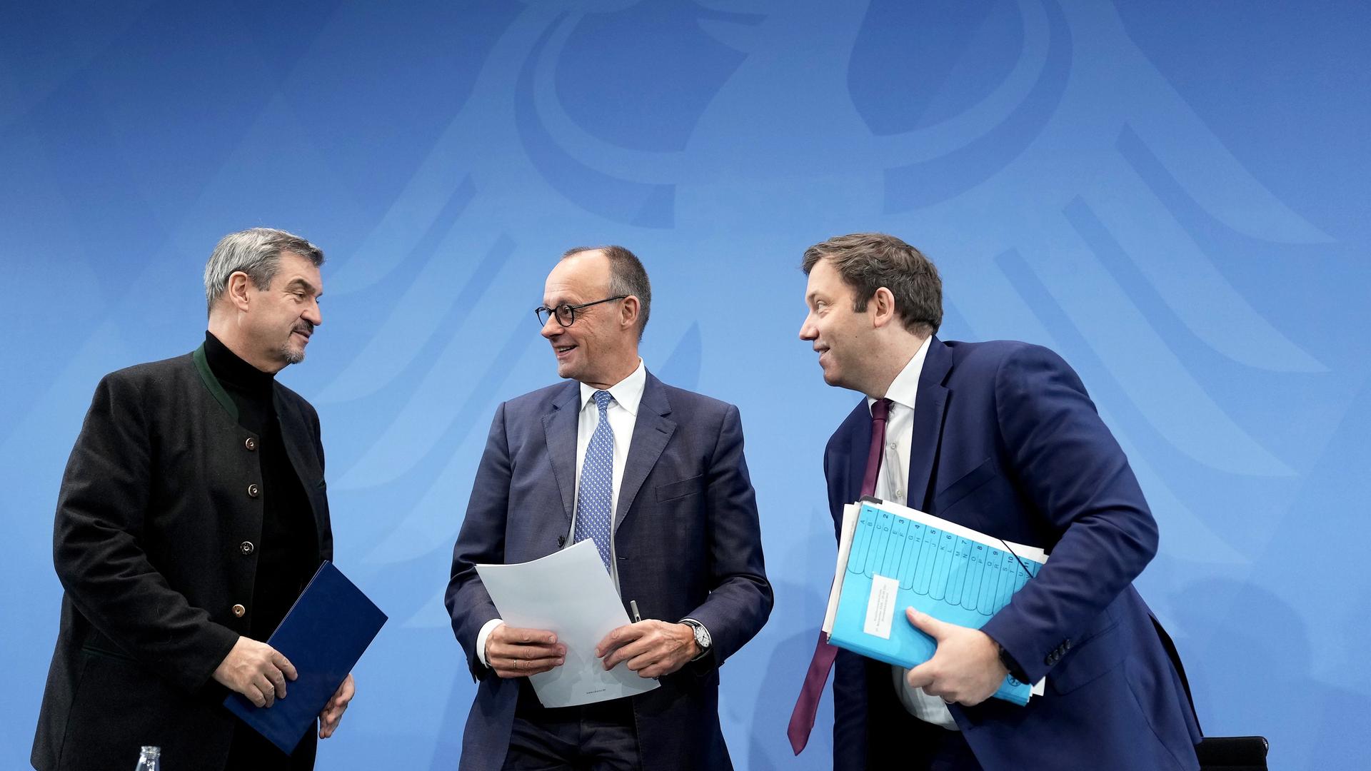 Markus Söder, Ministerpräsident von Bayern und CSU-Vorsitzender, Bundeskanzler Merz und Klingbeil, Bundesminister der Finanzen, nehmen an der Pressekonferenz zu den Ergebnissen des Koalitionsausschusses teil. 