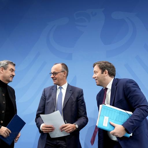 Markus Söder, Ministerpräsident von Bayern und CSU-Vorsitzender, Bundeskanzler Merz und Klingbeil, Bundesminister der Finanzen, nehmen an der Pressekonferenz zu den Ergebnissen des Koalitionsausschusses teil.