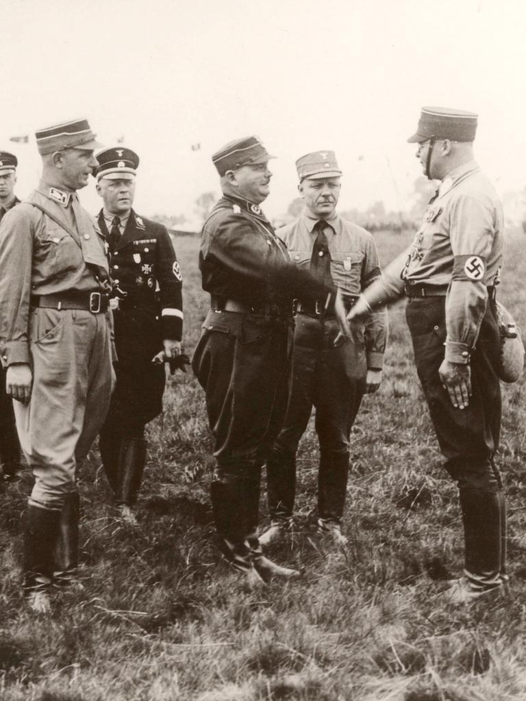 Treffen der SA in Dortmund: Stabschef Röhm (3.v.re.) mit seinem Stab beim Abschreiten der Front. Links Heinrich Himmler; Vordergrund Mitte Gruppenführer Schepmann.