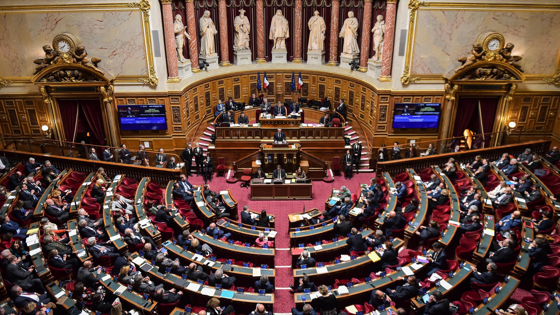 Vogelperspektive auf das voll besetzte französische Parlament am Tag der Abstimmung des neuen Einwanderungsgesetzes.