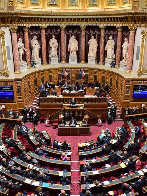 Vogelperspektive auf das voll besetzte französische Parlament am Tag der Abstimmung des neuen Einwanderungsgesetzes.