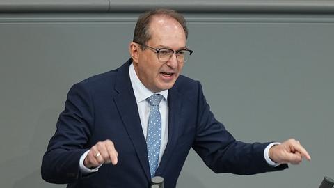 Alexander Dobrindt (CSU), Bundesinnenminister, spricht im Bundestag während der Debatte in der Haushaltswoche für den Bundeshaushalt für 2026. 