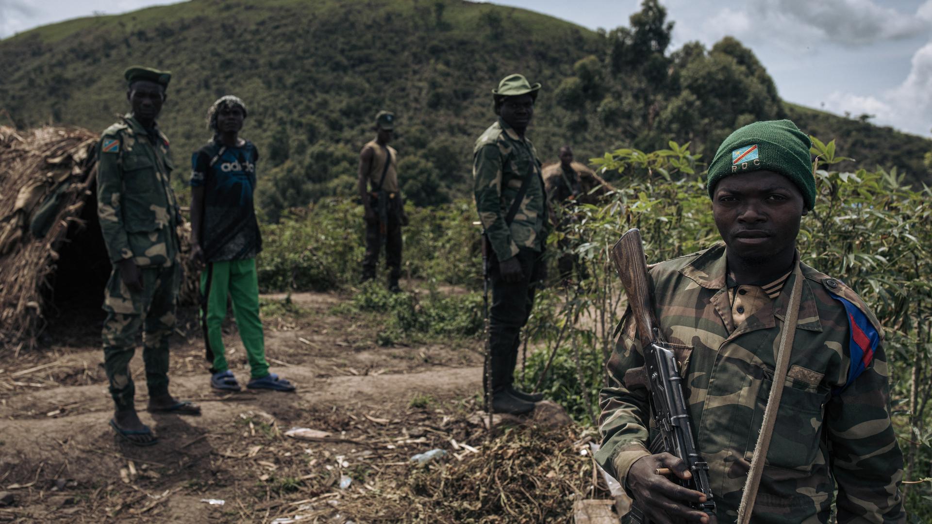 Milizionäre und Streitkräfte der Demokratischen Republik Kongo stehen in der Provinz Nord-Kivu im Osten des Landes an einer militärischen Linie oberhalb der Stadt Kibirizi, die von der M23-Gruppierung kontrolliert wird.