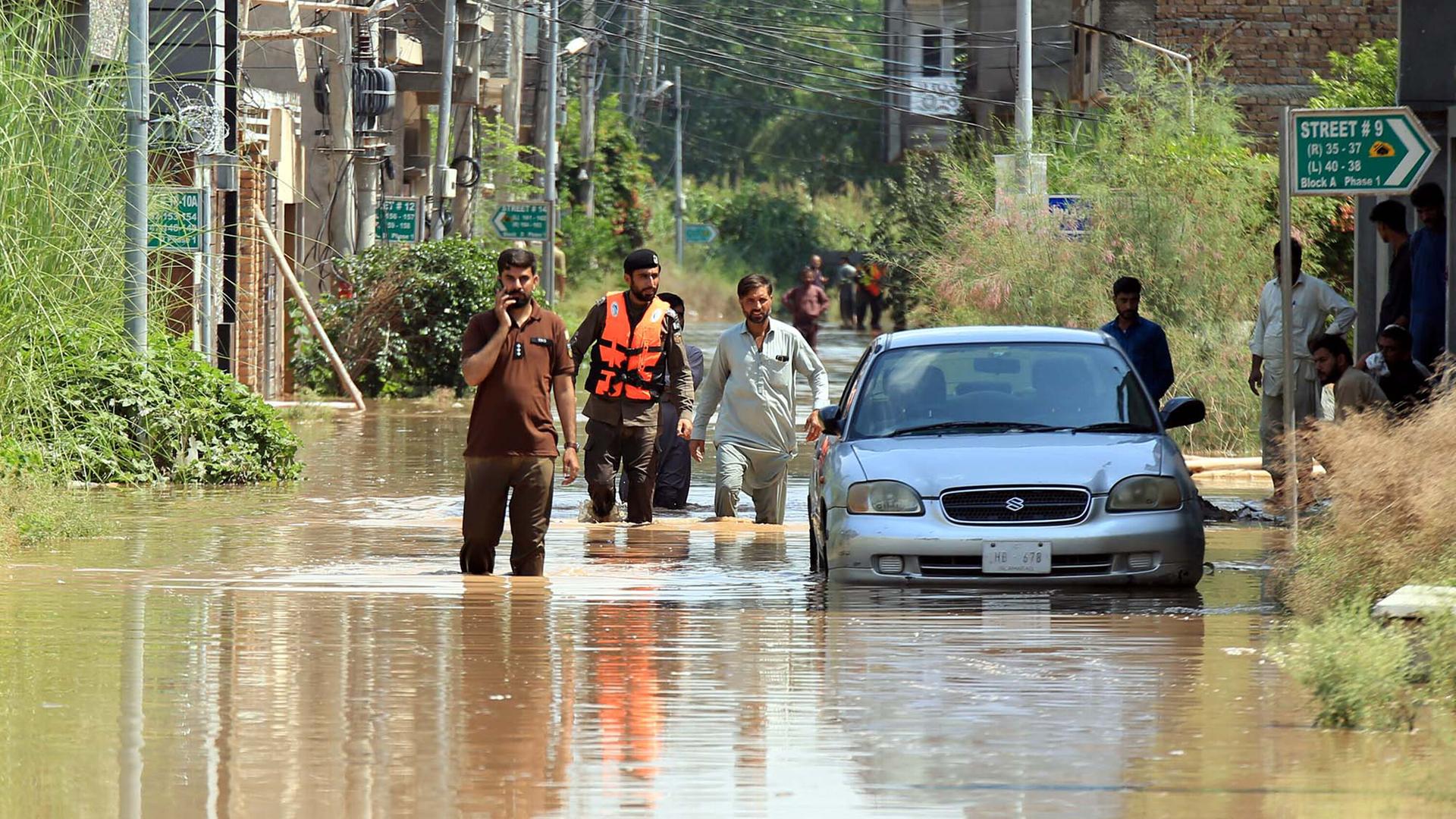 Blick auf das überflutete Gebiet, das durch die heftigen Regenfälle während der Monsunzeit überschwemmt wurde in der Nähe der Warsak Road in Peshawar, Pakistan. Blick auf das überflutete Gebiet, das durch die heftigen Regenfälle während der Monsunzeit überschwemmt wurde in der Nähe der Warsak Road in Peshawar, Pakistan.