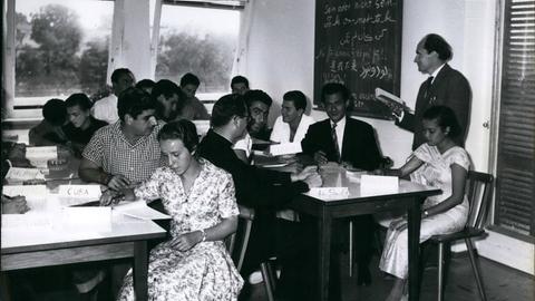 Lernende aus dem Ausland sitzen in einem Klassenraum dees Goethe-Instituts in Ebersberg bei München.