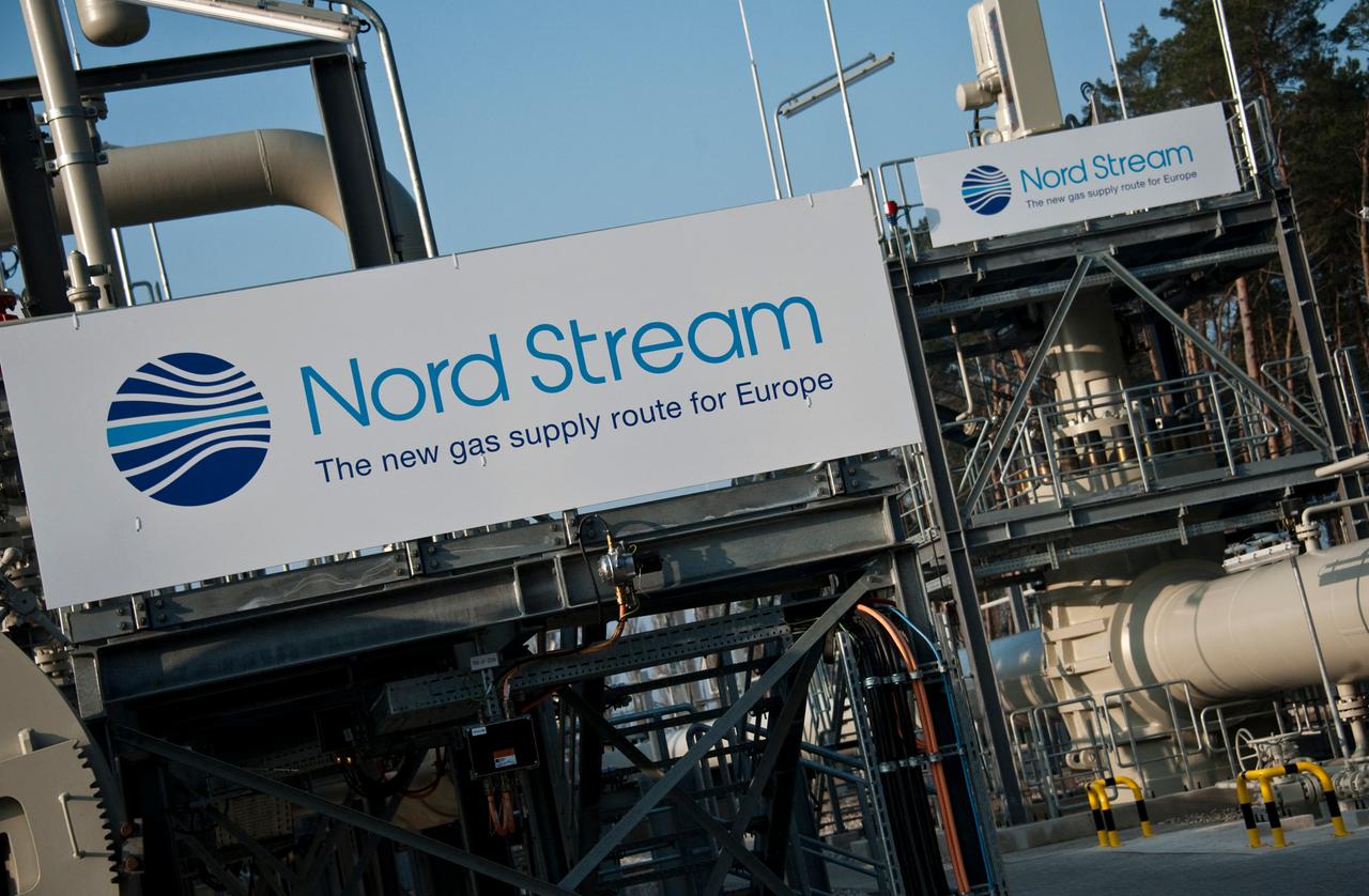 Rohre und Schilder mit der Aufschrift "Nord Stream 1" sind an der Empfangsstation der Ostseepipeline in Lubmin in Mecklenburg Vorpommern zu sehen.
