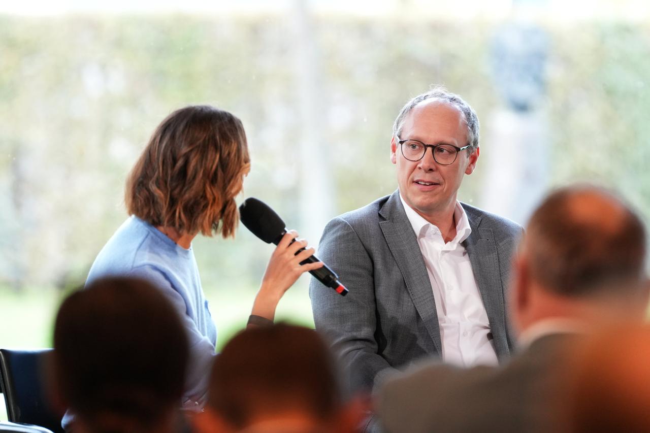 Mark Schober, Vorstandsvorsitzender des Deutschen Handball Bundes auf der Frauen-Teamsport-Konferenz in Berlin