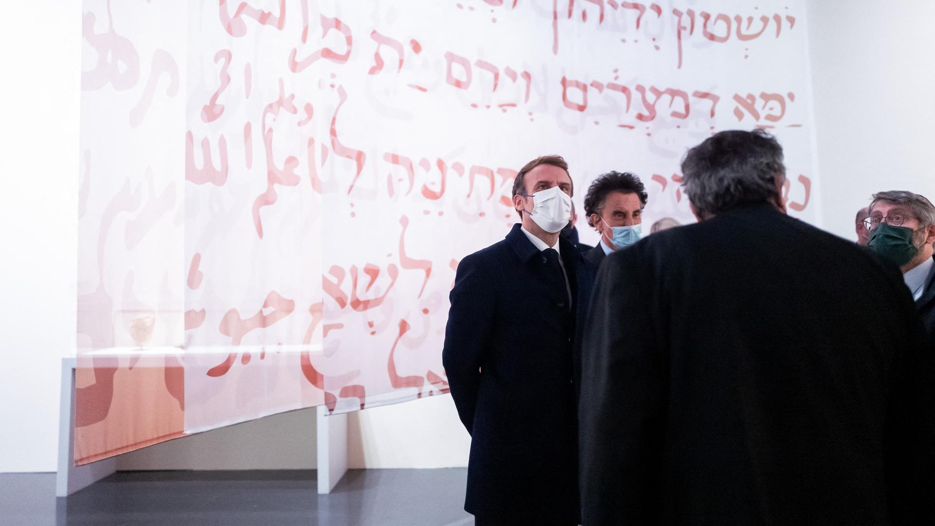 Der französische Präsident Emmanuel Macron besucht die Ausstellung "Juden im Orient, eine mehrtausendjährige Geschichte" am 22. November in Paris.