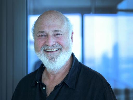 Filmregisseur Rob Reiner im Portrait mit weißem Bart und fröhlich 