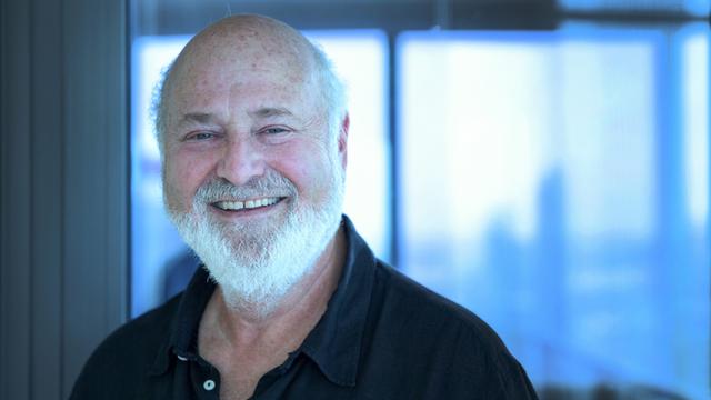 Filmregisseur Rob Reiner im Portrait mit weißem Bart und fröhlich 