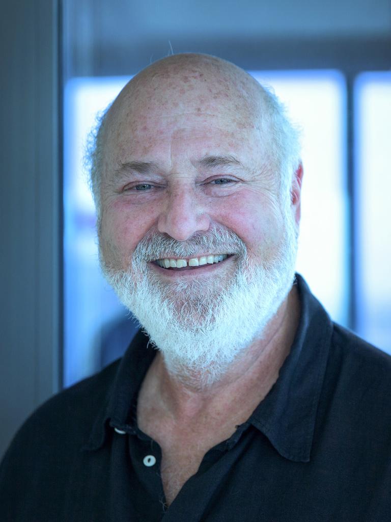 Filmregisseur Rob Reiner im Portrait mit weißem Bart und fröhlich 