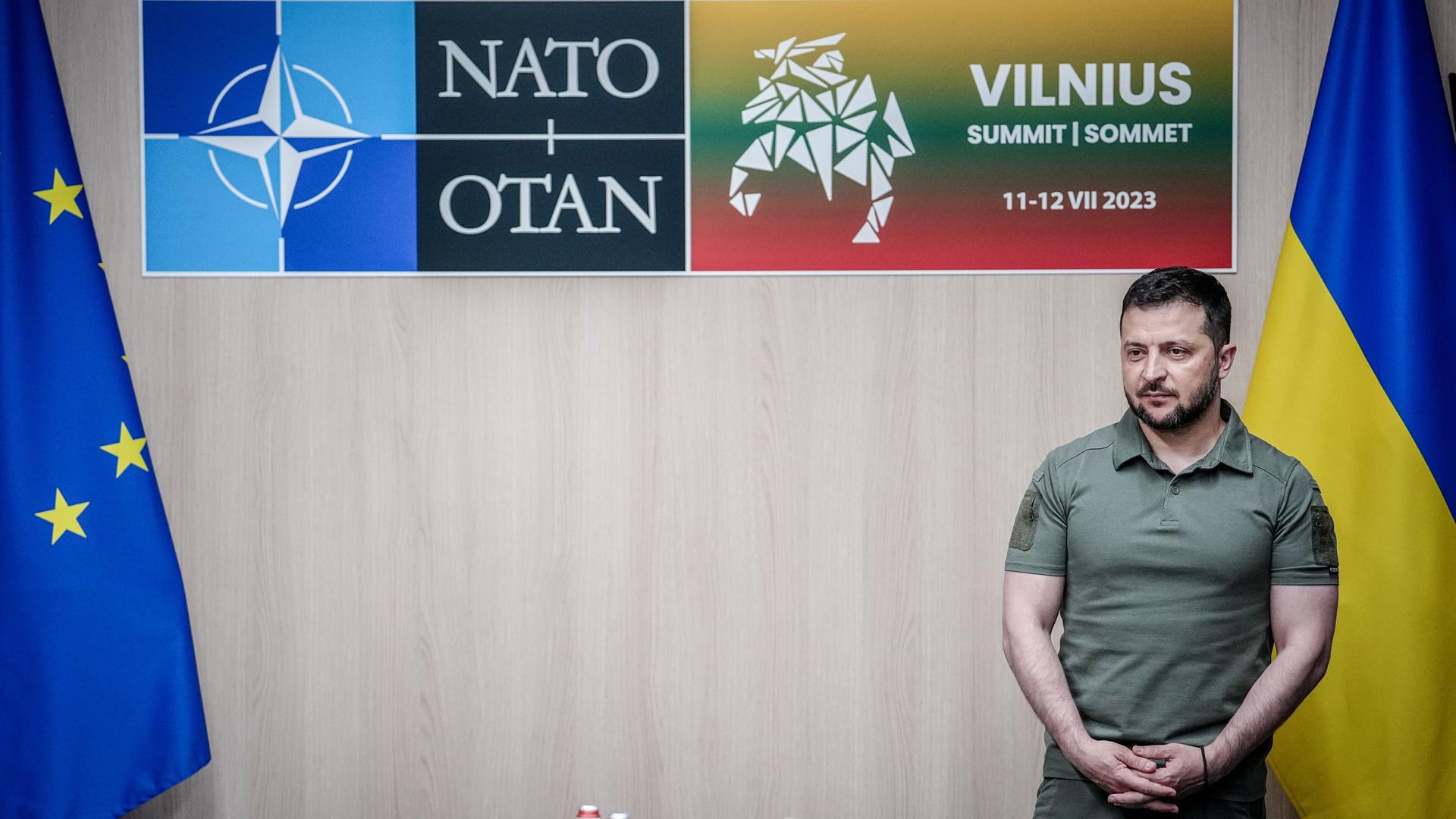 Wolodymyr Selenskyj steht vor einer Wand mit Logos der NATO und der Gipfeltreffens in Vilnius. Wolodymyr Selenskyj steht vor einer Wand mit Logos der NATO und der Gipfeltreffens in Vilnius.