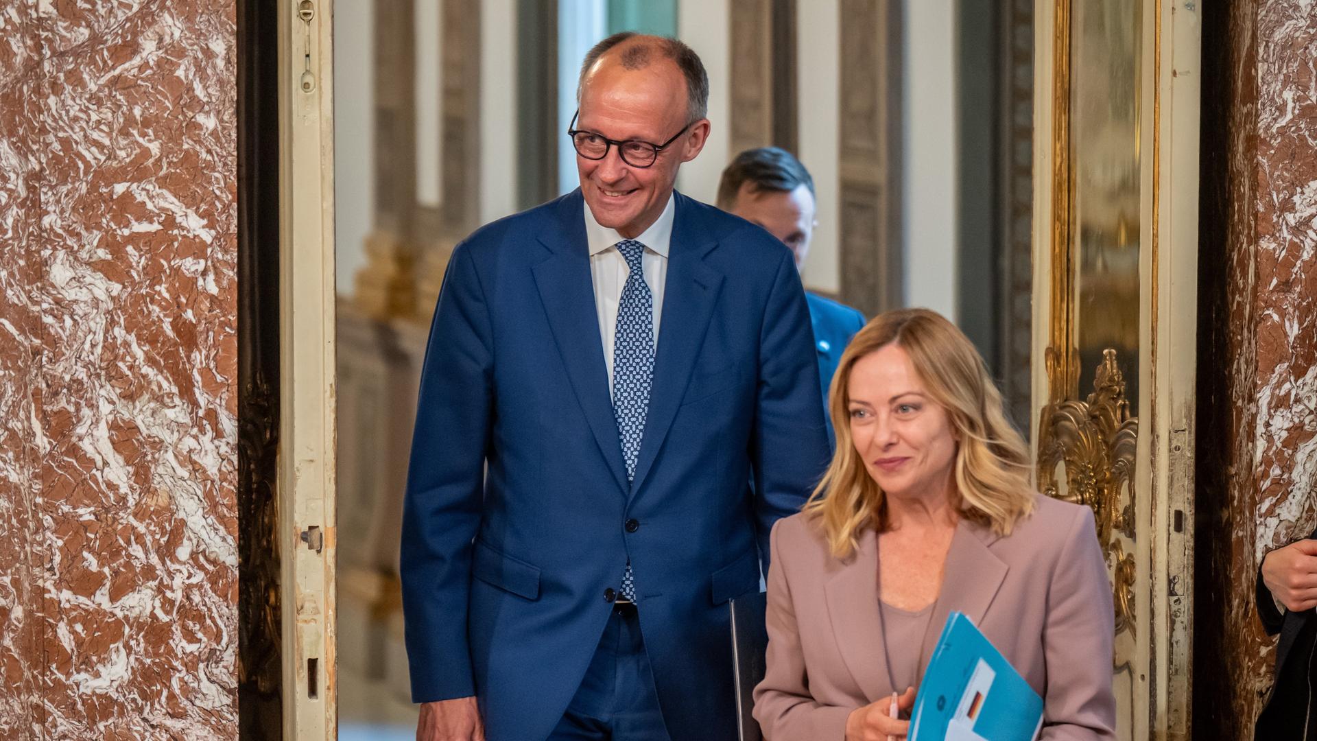 Bundeskanzler Merz und Italiens Ministerpräsidentin Meloni gehen nebeneinander durch eine Tür. Bundeskanzler Merz und Italiens Ministerpräsidentin Meloni gehen nebeneinander durch eine Tür.