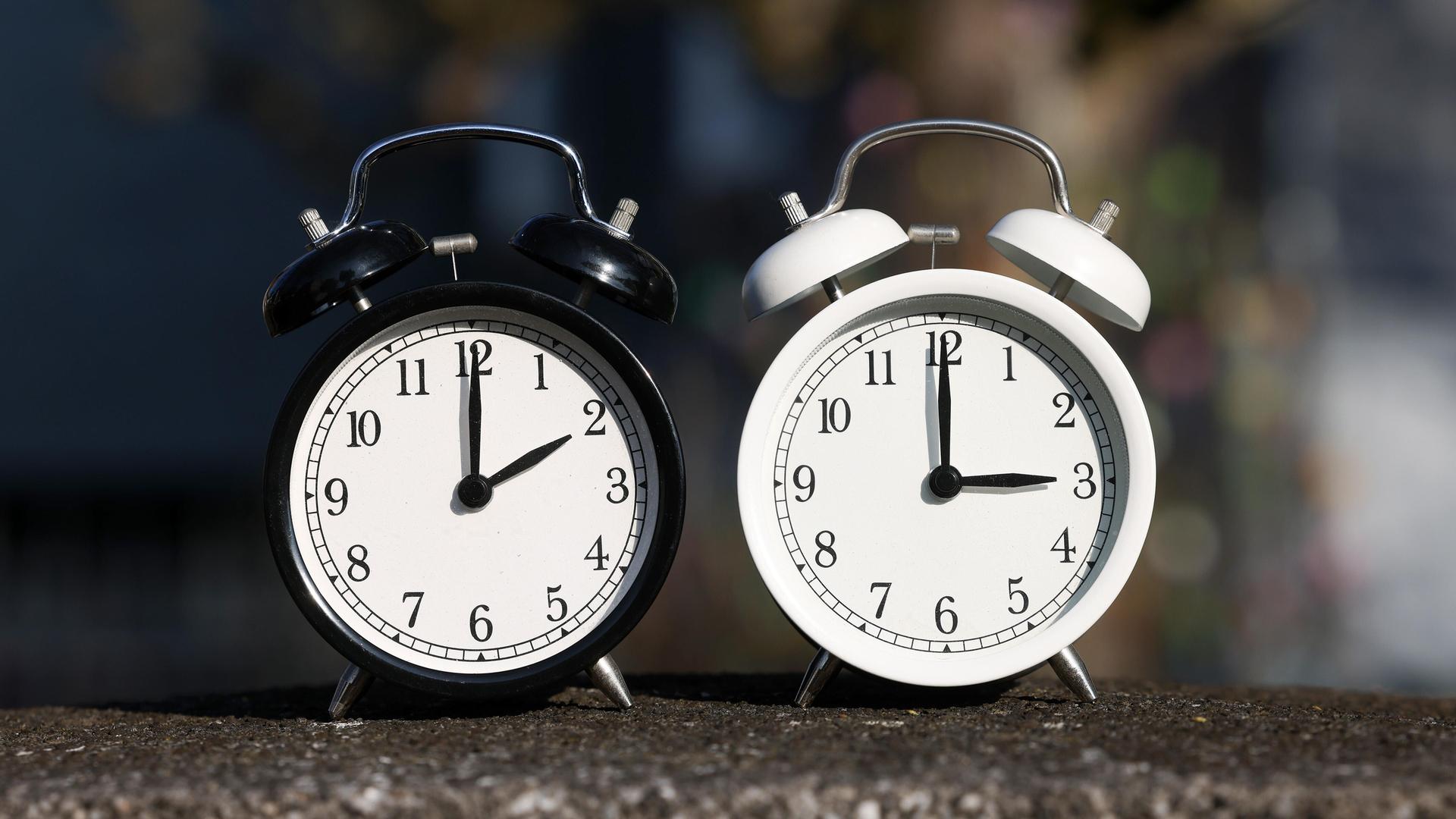 Ein Wecker zeigt 2 Uhr und der andere 3 Uhr. Ein Wecker zeigt 2 Uhr und der andere 3 Uhr.