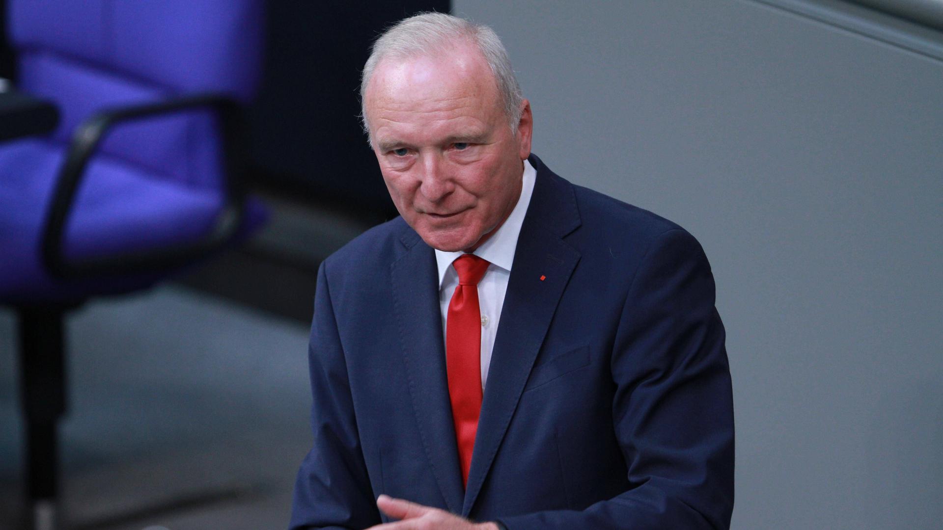 Der SPD-Politiker Bernd Westphal steht im Bundestag an einem Rednerpult.