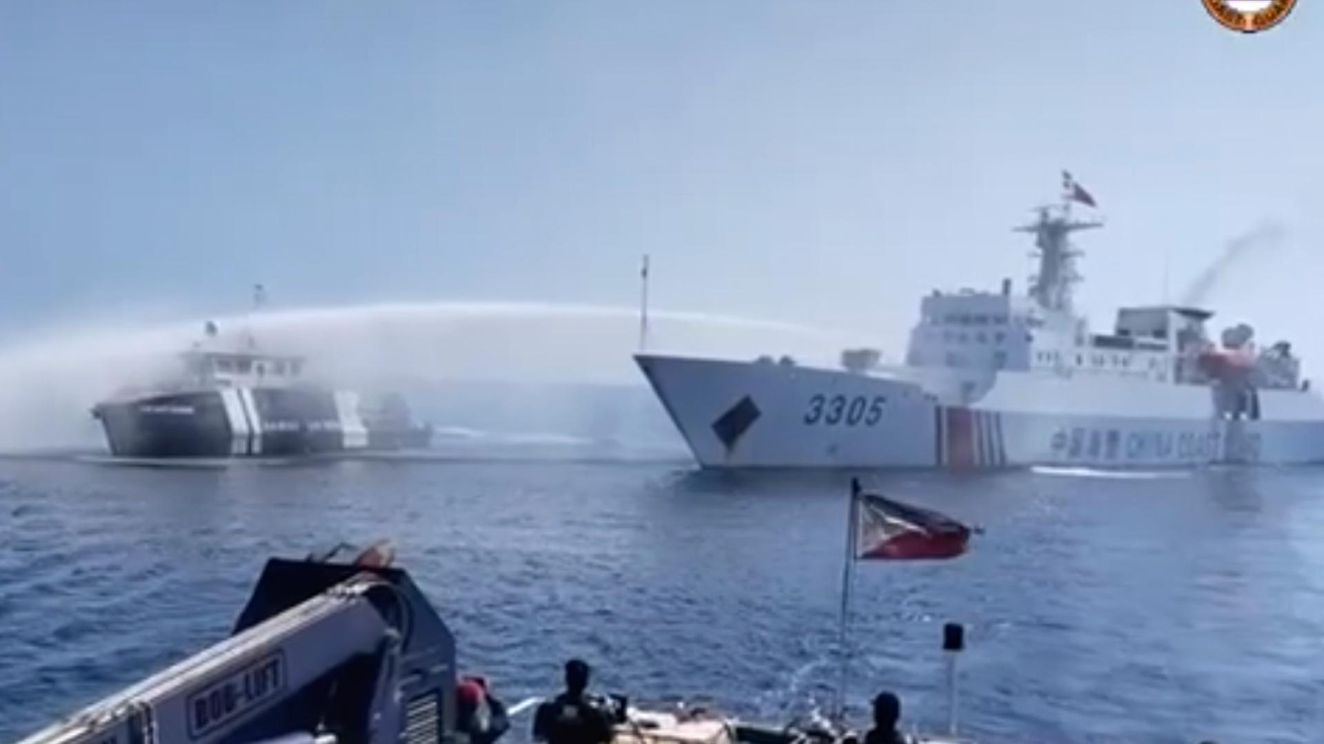 Auf diesem Bild aus einem von der philippinischen Küstenwache zur Verfügung gestellten Video schießt ein Schiff mit einem Wasserwerfer auf ein anderes Schiff.
