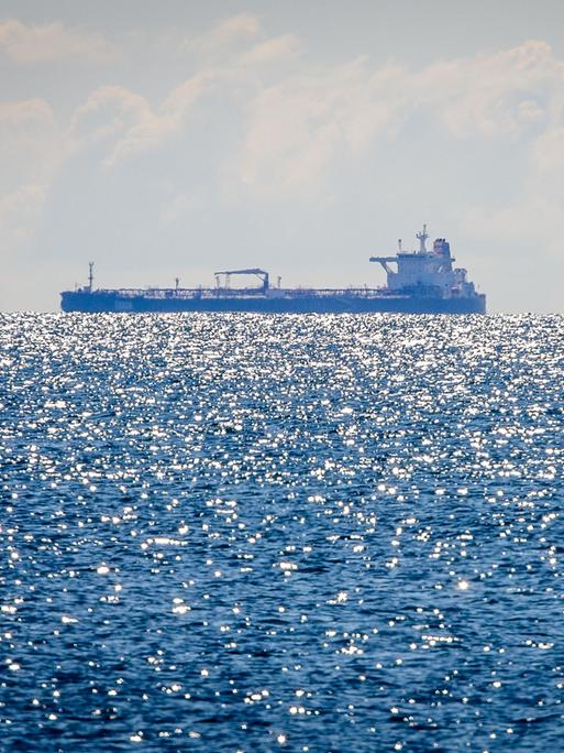 Der Tanker «Eventin» liegt vor der Küste der Insel Rügen. Der vom deutschen Zoll eingezogene ltanker «Eventin» befindet sich weiter nahe der Ostseeinsel Rügen. 
