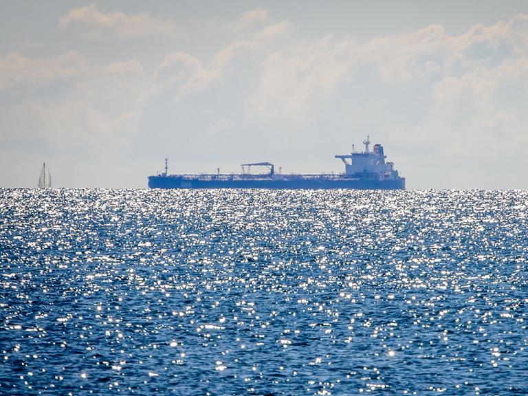 Der Tanker «Eventin» liegt vor der Küste der Insel Rügen. Der vom deutschen Zoll eingezogene ltanker «Eventin» befindet sich weiter nahe der Ostseeinsel Rügen. 