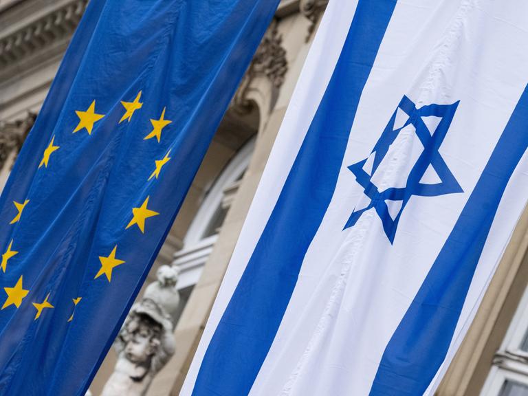 Die Flagge Israels hängt vor dem Neuen Schloss neben der Flagge der EU.