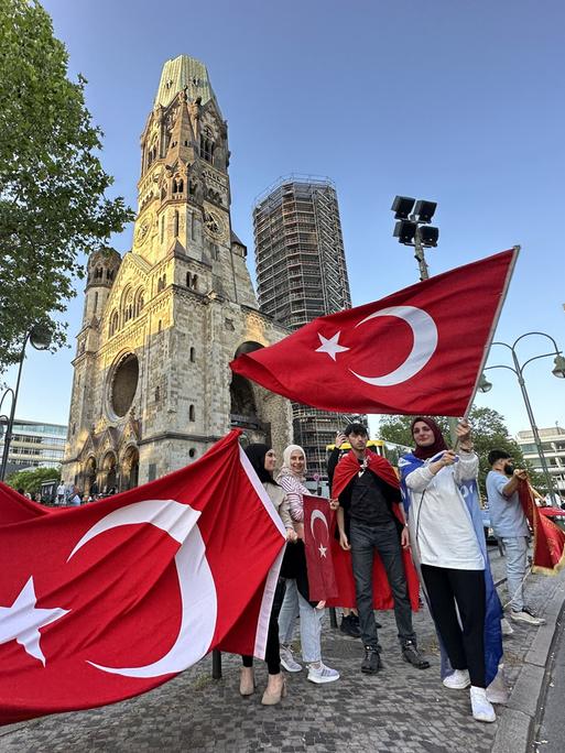 Türkische Wähler in Berlin schwenken die türkische Fahne und feiern den Sieg Erdogans.