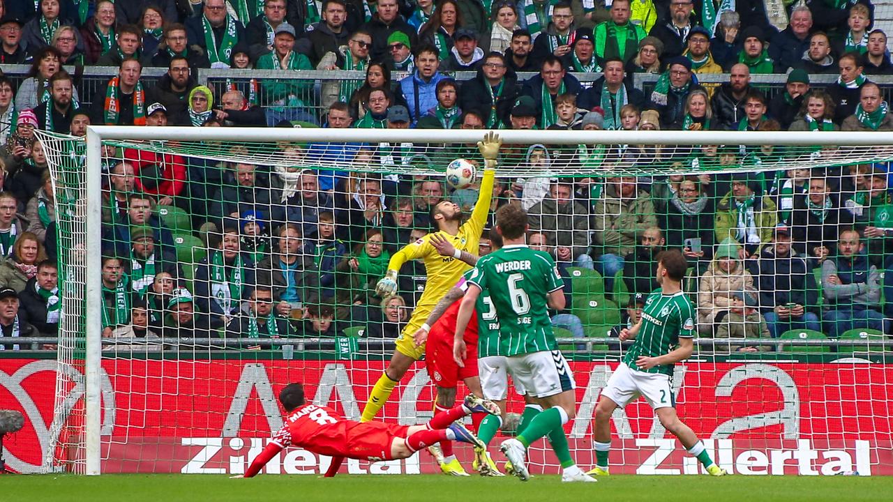 Szene aus dem Bundesliga-Spiel Bremen gegen Mainz; Spieler beider Mannschaften kämpfen vor dem Bremer Tor um den Ball.
      