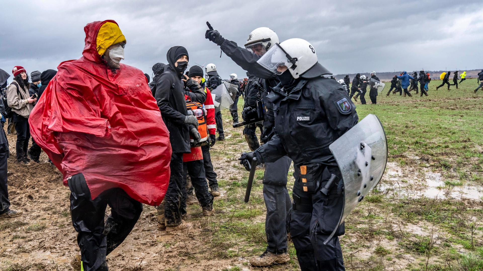 Gewalttätige Auseinandersetzungen zwischen Tausenden Demonstranten und der Polizei, nach einer Demo gegen den Abriss des Braunkohle Dorfs Lützerath