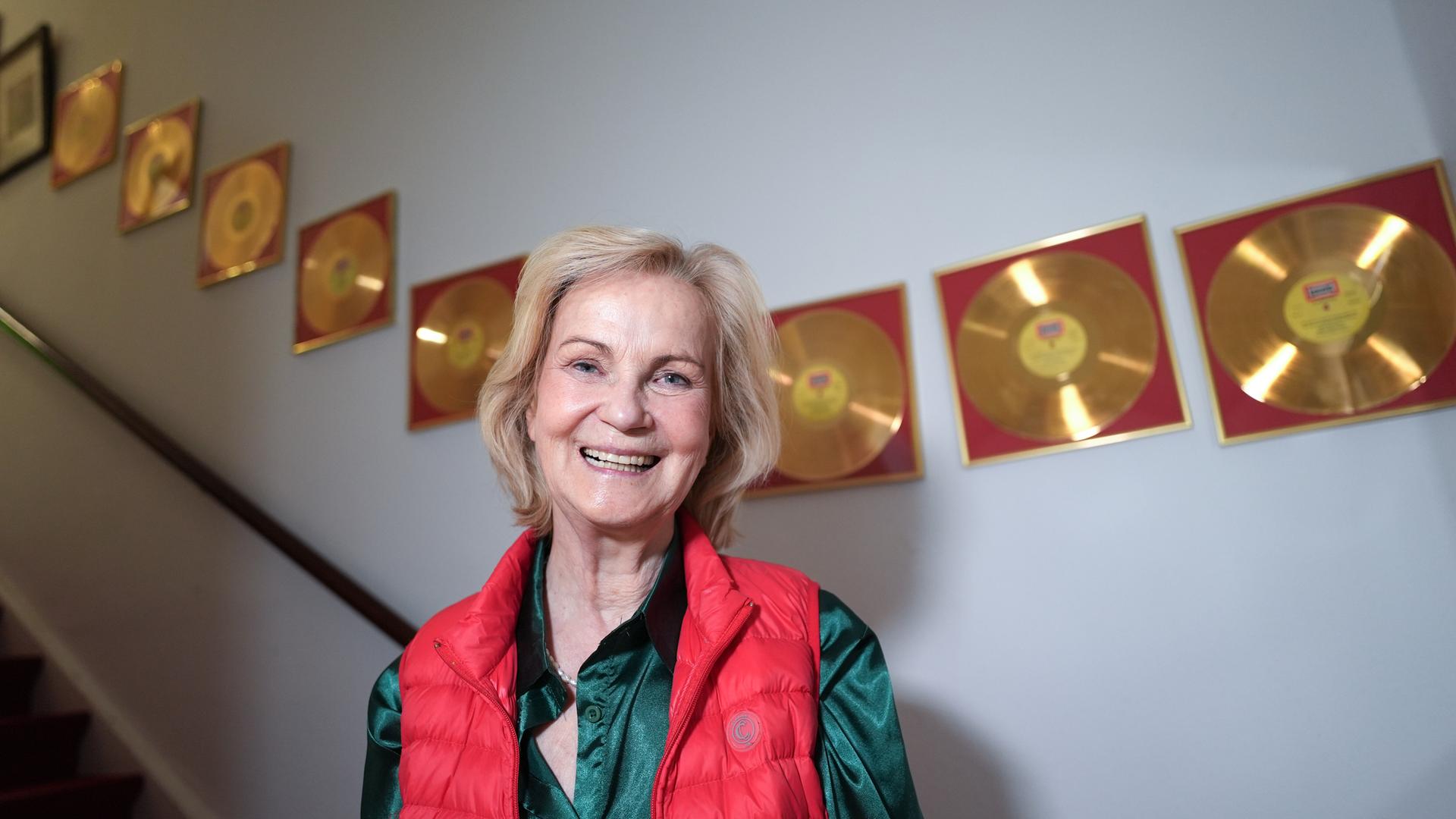 Heikedine Körting steht vor Goldenen Schallplatten in der Villa in der Rothenbaumchaussee. 