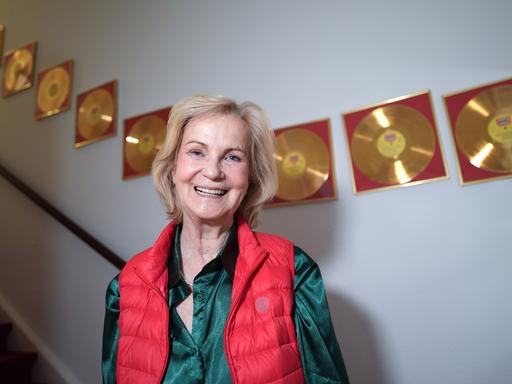 Heikedine Körting steht vor Goldenen Schallplatten in der Villa in der Rothenbaumchaussee. 