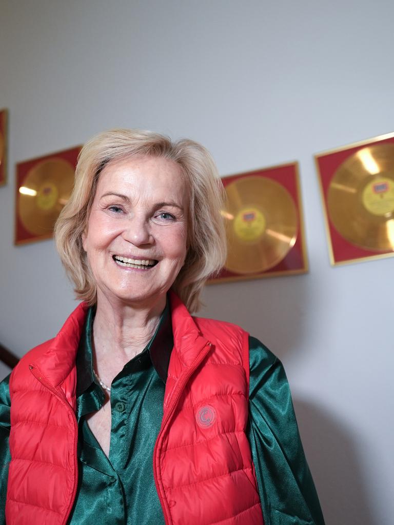 Heikedine Körting steht vor Goldenen Schallplatten in der Villa in der Rothenbaumchaussee. 