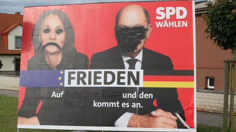 Ein beschädigtes Wahlplakat der SPD In Mecklenburg Vorpommern bei den Europawahlen im Jahr 2024.