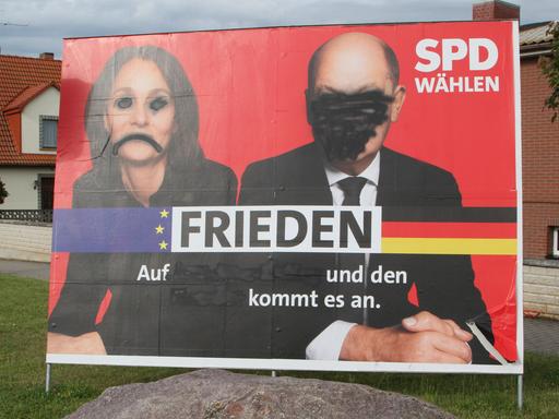 Ein beschädigtes Wahlplakat der SPD In Mecklenburg Vorpommern bei den Europawahlen im Jahr 2024.