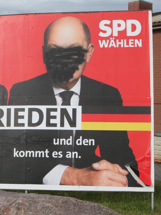 Ein beschädigtes Wahlplakat der SPD In Mecklenburg Vorpommern bei den Europawahlen im Jahr 2024.