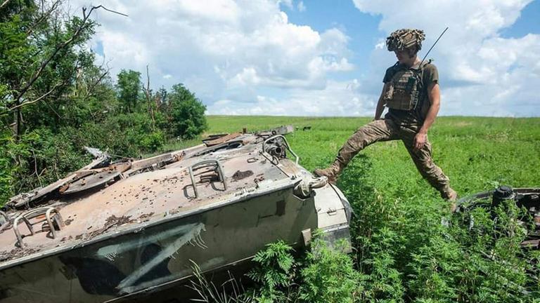 Das von der ukrainischen Armee verschickte Foto zeigt einen ukrainischen Soldaten, der auf einem zerstörten russischen Panzer steht. 