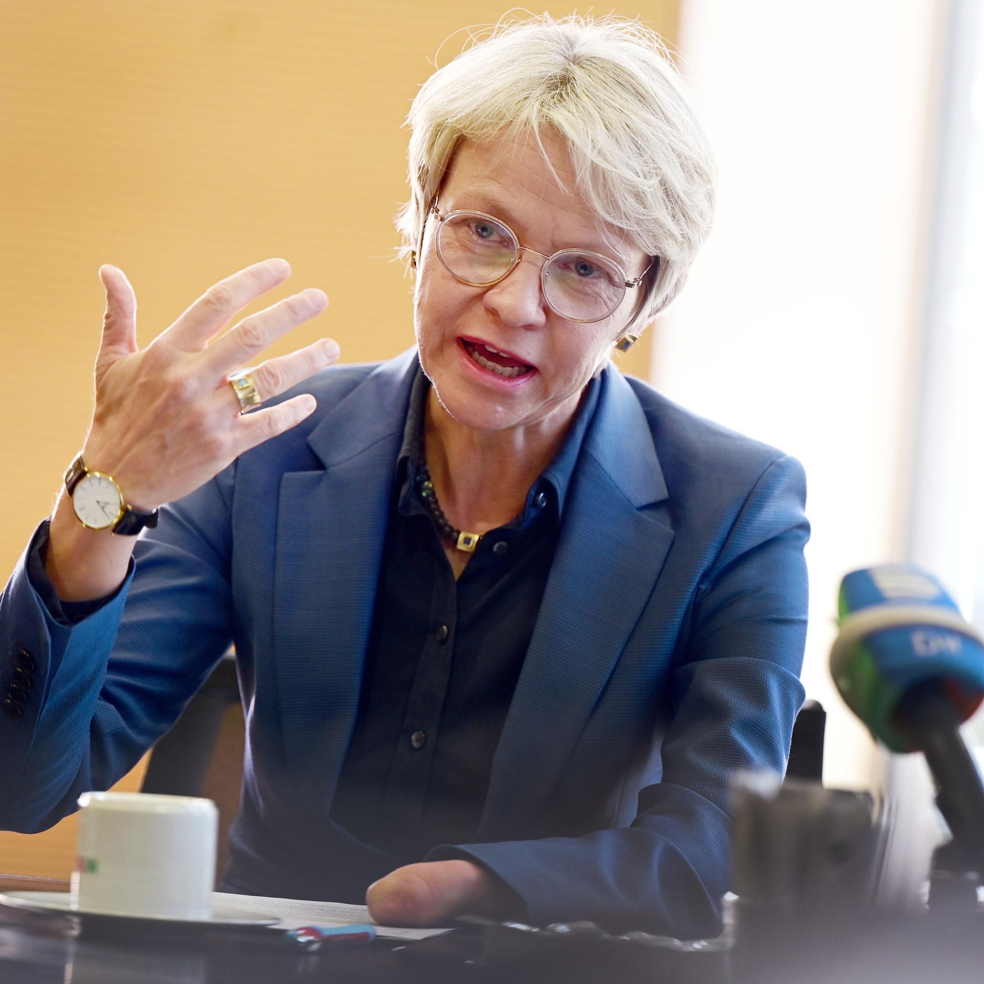 Glatteis-Warnungen - Bildungsministerin Feller (CDU) verteidigt Schulschließungen in NRW - FDP: "Aus der Pandemie nicht gelernt?"