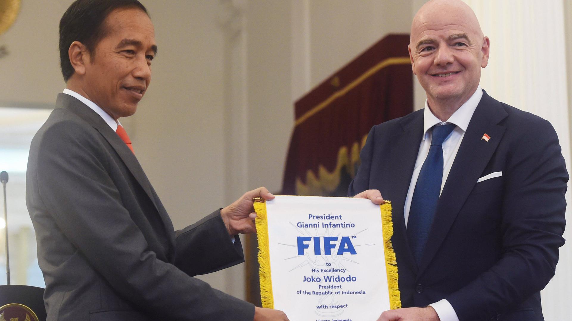 FIFA-Präsident Gianni Infantino (r.) mit Indonesiens Präsident Joko Widodo am 18. Oktober 2022.