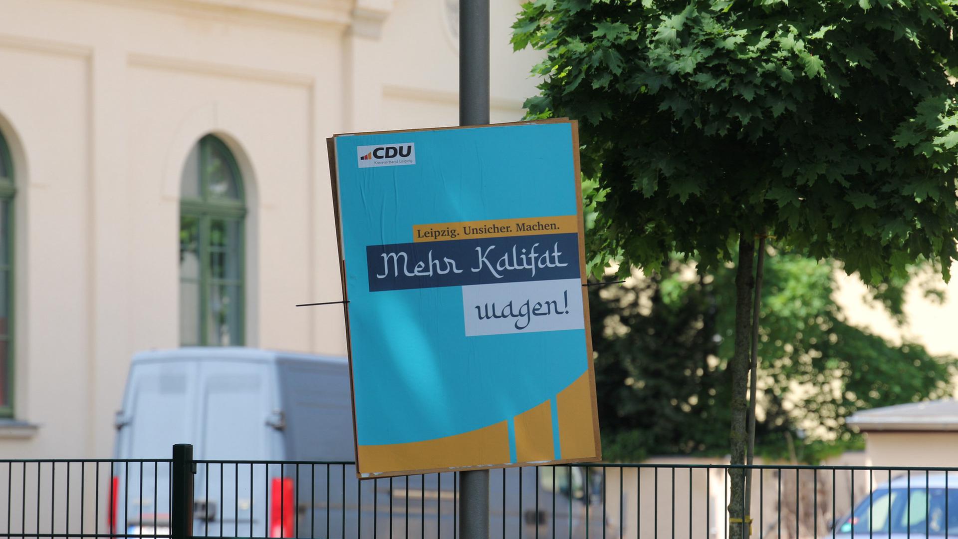 Ein gefälschtes Wahlplakat der CDU in Leipzig hängt an einem Masten. Darauf steht unter der Zeile "Leipzig. Unsicher. Machen" die Aufschrift "Mehr Kalifat wagen!".