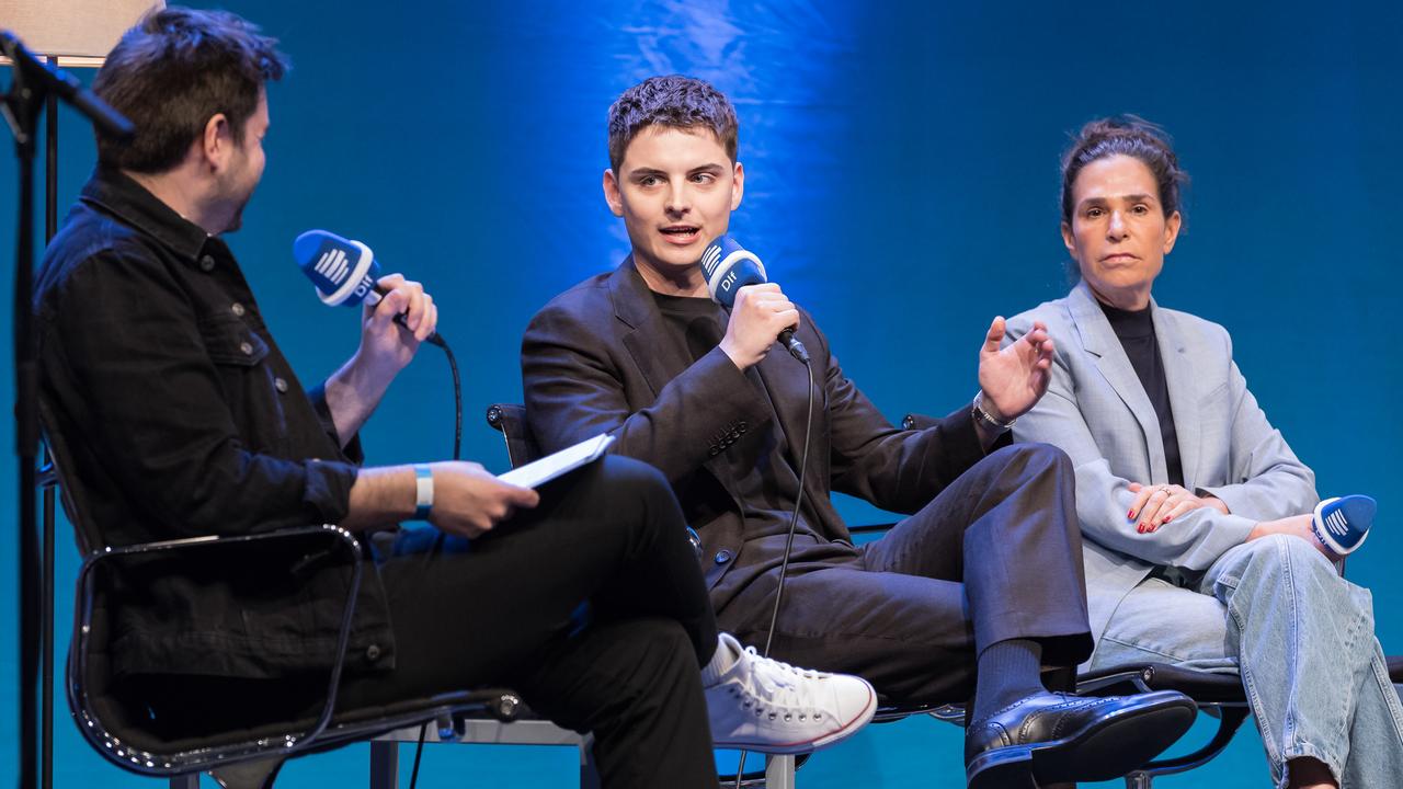 Das Foto zeigt Moderator Christoph Schäfer, den Newsfluencer Fabian Grischkat und die Podcasterin Dagmar Rosenfeld.