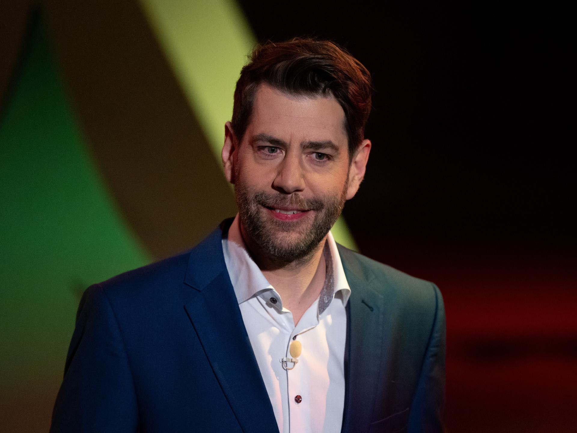 Claus von Wagner steht bei der Aufzeichnung der 10-Jahre-Jubiläumssendung von der ZDF-Kabarettsendung "Die Anstalt" in einem TV-Studio und posiert für ein Foto.