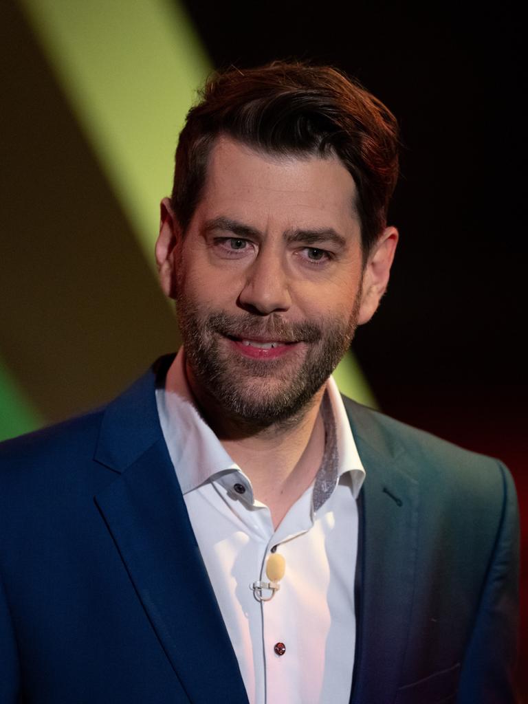 Claus von Wagner steht bei der Aufzeichnung der 10-Jahre-Jubiläumssendung von der ZDF-Kabarettsendung "Die Anstalt" in einem TV-Studio und posiert für ein Foto.