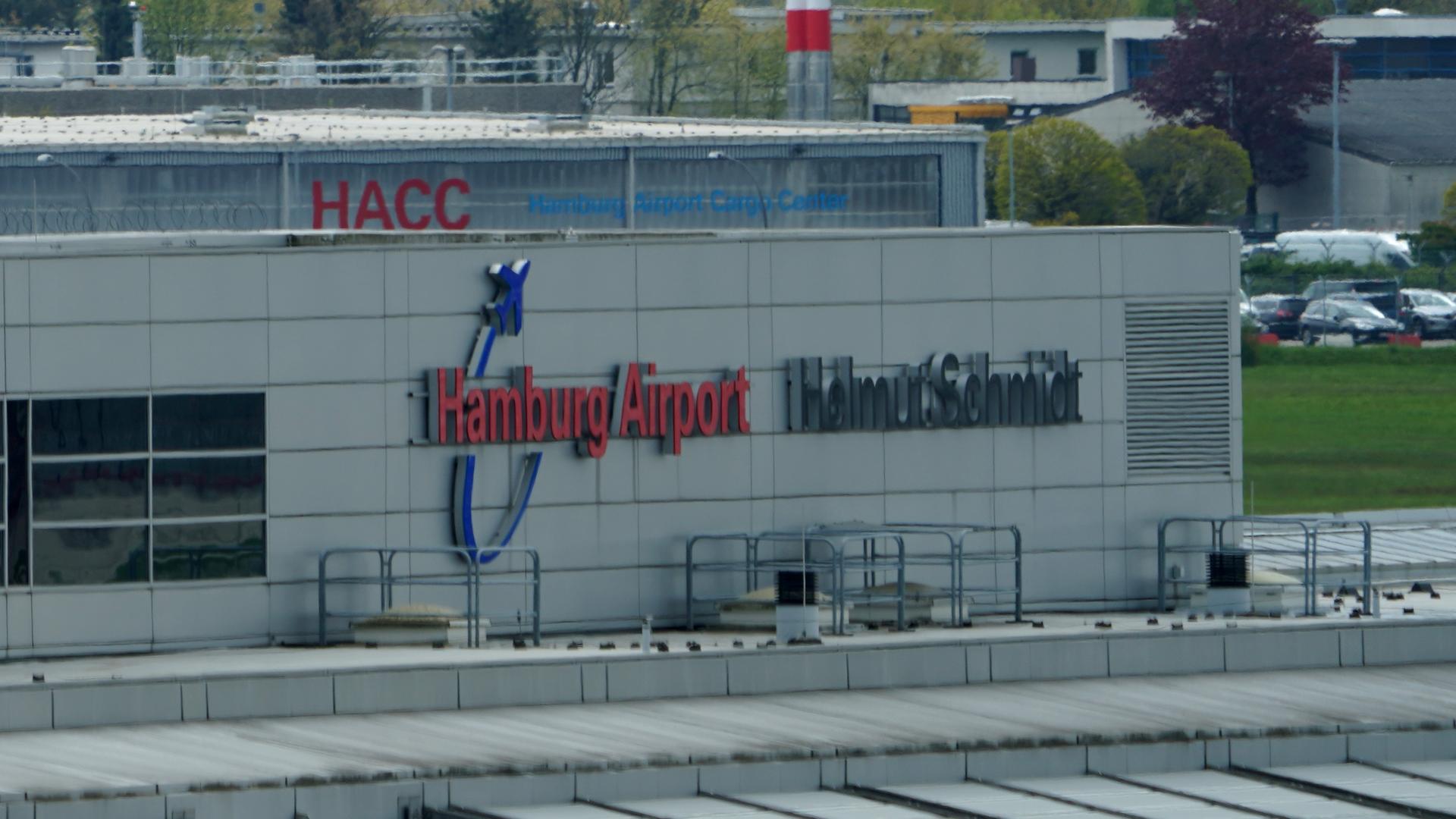 Der Schriftzug "Hamburg Airport Helmut Schmidt" an einem Terminal am Flughafen Hamburg