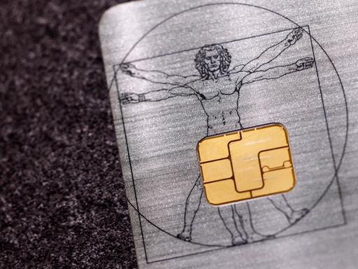 Ein Chip ist auf der Gesundheitskarte einer gesetzlichen Krankenkasse neben der Abbildung des Vitruvianischen Menschen von Leonardo da Vinci zu sehen.