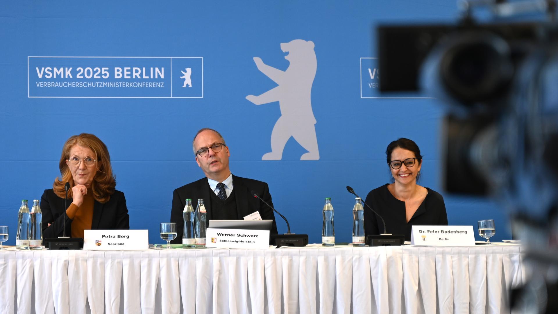 Pressekonferenz von Petra Berg (SPD, l-r), Verbraucherschutzministerin des Saarlandes, Werner Schwarz (CDU), Verbraucherschutzminister in Schleswig-Holstein und Felor Badenberg (CDU), Verbraucherschutzsenatorin des Landes Berlin Pressekonferenz von Petra Berg (SPD, l-r), Verbraucherschutzministerin des Saarlandes, Werner Schwarz (CDU), Verbraucherschutzminister in Schleswig-Holstein und Felor Badenberg (CDU), Verbraucherschutzsenatorin des Landes Berlin