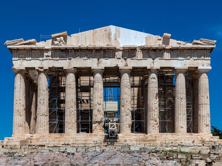 Das undatierte Handout des Kulturministeriums in Athen zeigt den restaurierten westlichen Giebel des Parthenon.