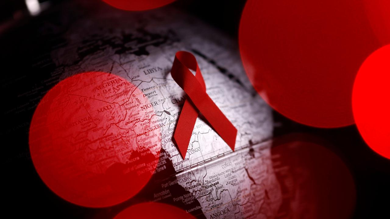 Symbolbild: Der Welt-AIDS-Tag wird jährlich vom Gemeinsamen Programm der Vereinten Nationen. Eine rote Schleife.