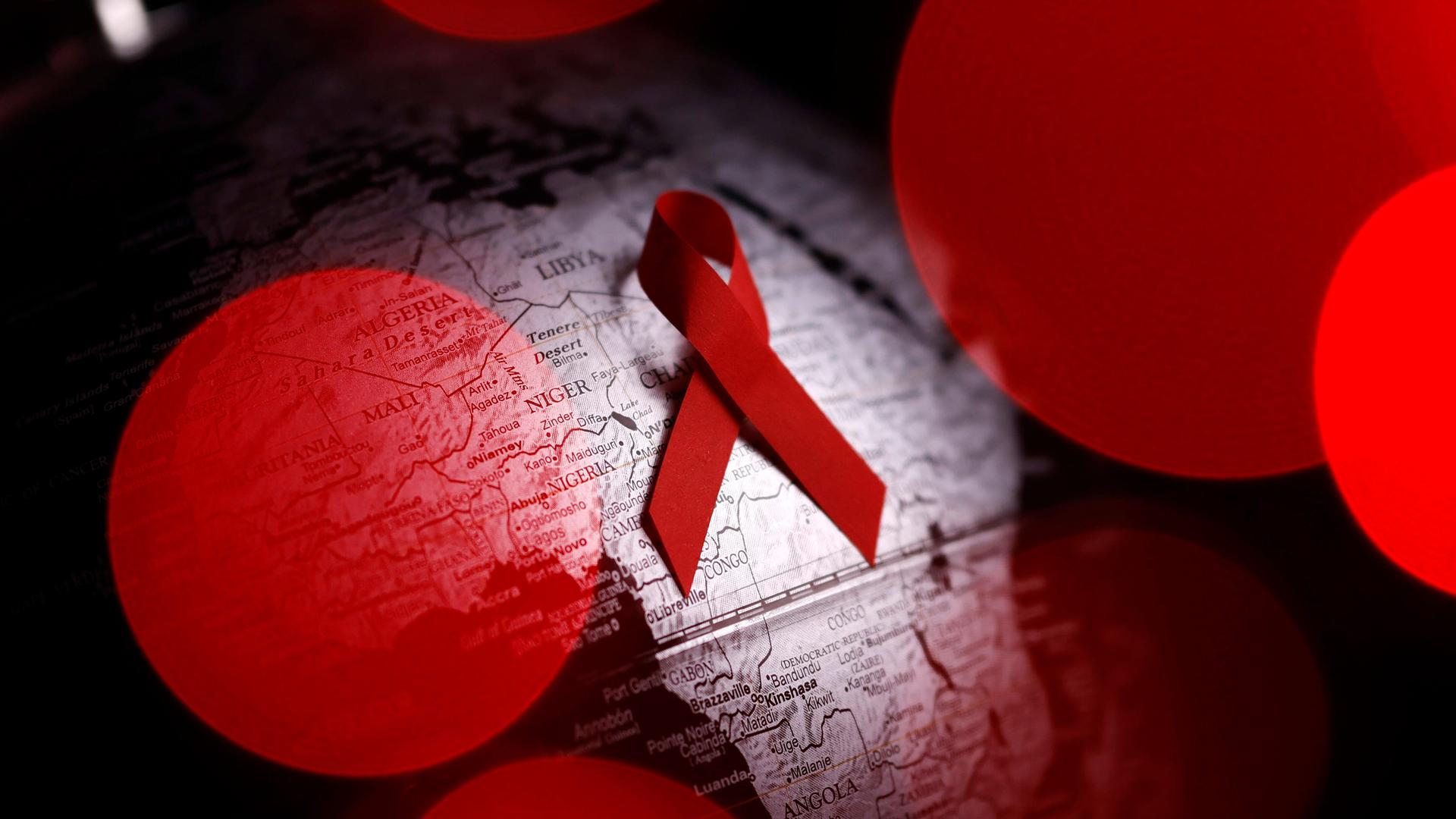 Symbolbild: Der Welt-AIDS-Tag wird jährlich vom Gemeinsamen Programm der Vereinten Nationen. Eine rote Schleife.