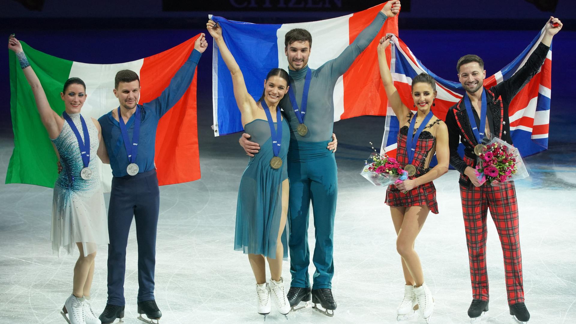 Das Foto zeigt die Gewinnerinnen und Gewinner im Eistanz bei der EM in Sheffield. In der Mitte die Sieger Laurence Fournier Beaudry und Guillaume Cizeron aus Frankreich.