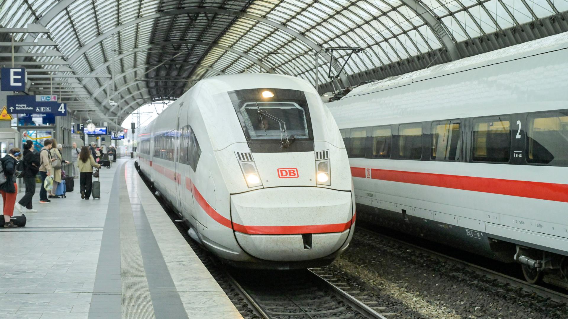 Ein ICE fährt in einen Bahnhof ein.
