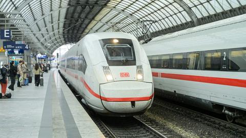Ein ICE fährt in einen Bahnhof ein.