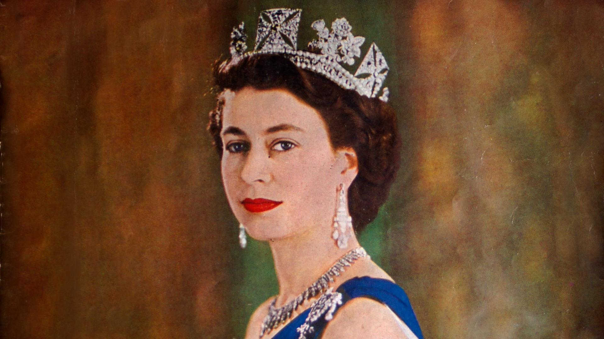 Die junge Queen mit Krone und Ornament blickt über ihre Schulter in die Kamera.