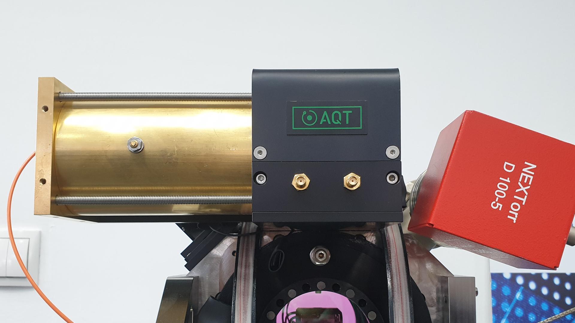 Blick auf den AQT-Ionenfallenrechner aus Innsbruck